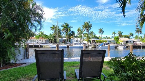 Water front condo with pool. Beautiful view. Walk to the beach. 