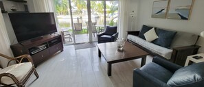 Smart TV, DVD player, books, stereo - Water front condo with pool. Beautiful view. Walk to the beach. (Pompano Beach)