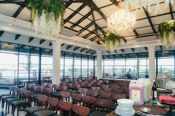 Daily buffet breakfast (IDR 75000 per person)