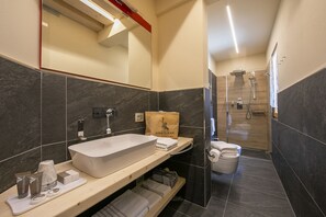 Douche, bidet, serviettes fournies