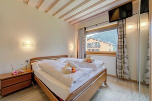 2 bedrooms, free WiFi, bed sheets - Alpino Ski in-Ski out 10m, Livigno, Italy (Livigno)
