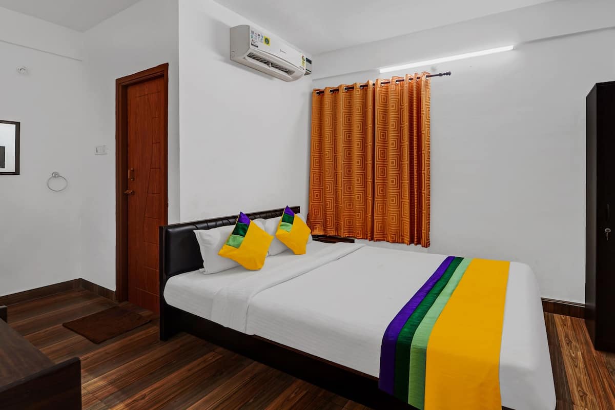 Standard Double Room | Desk, iron/ironing board