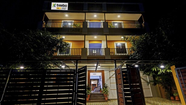 Un hotel de dos pisos con un cartel que dice "treebo trip Coastal Grand De Heritage".