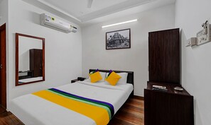 Escritorio y tabla de planchar con plancha