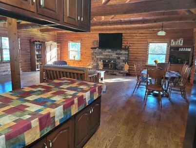 FriendsGiving Getaway : Sleeps 11 - Bar Room - Game Room - Handicap Accessible 