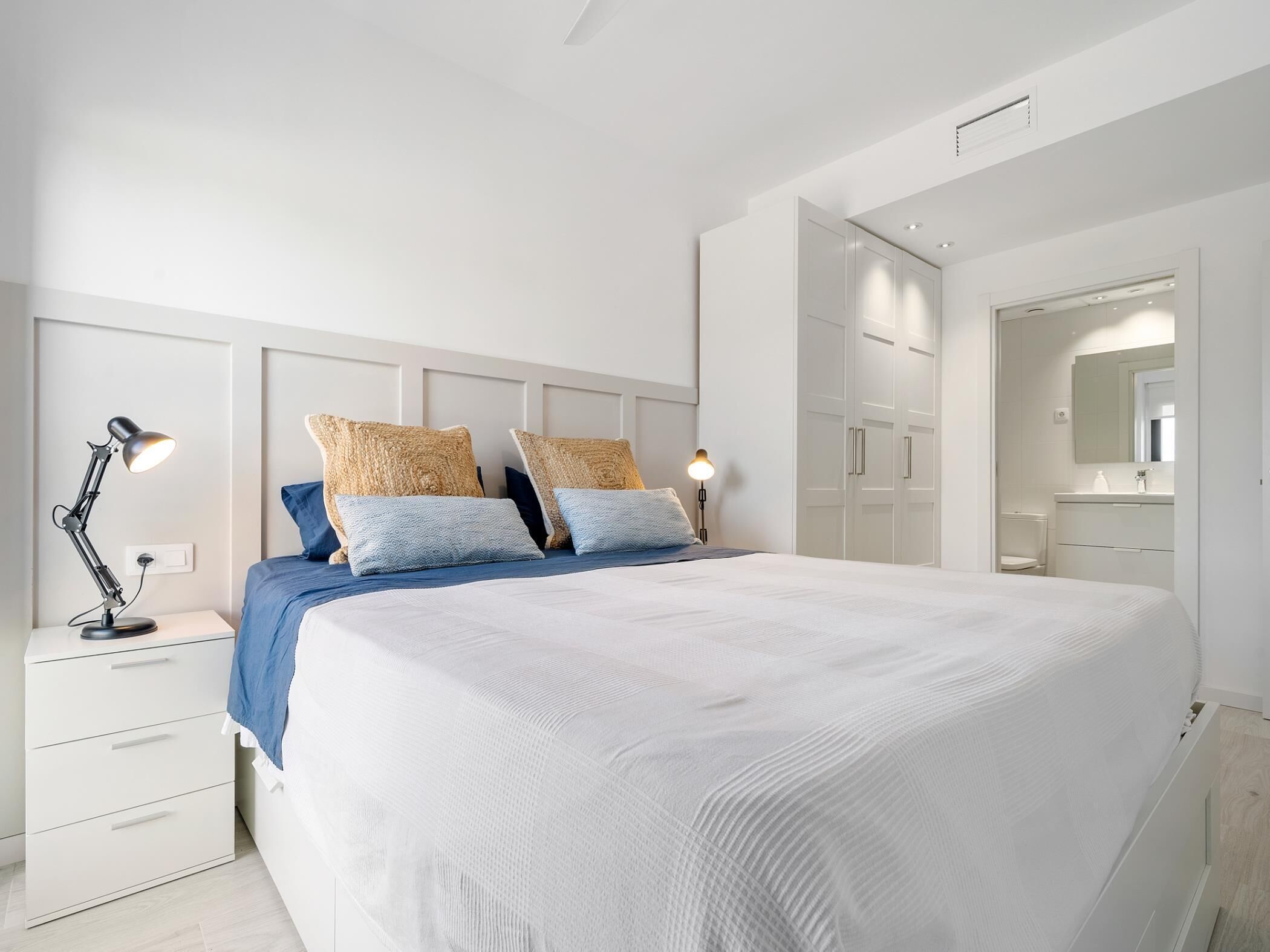 3 chambres, fer et planche à repasser, Wi-Fi, draps fournis