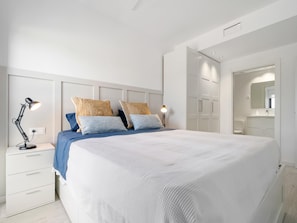 3 chambres, fer et planche à repasser, Wi-Fi, draps fournis