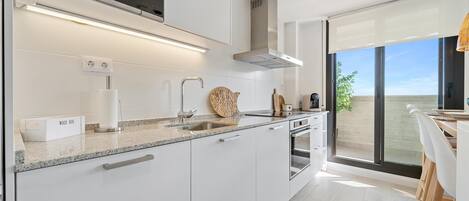 Frigorífico, microondas, horno y lavavajillas