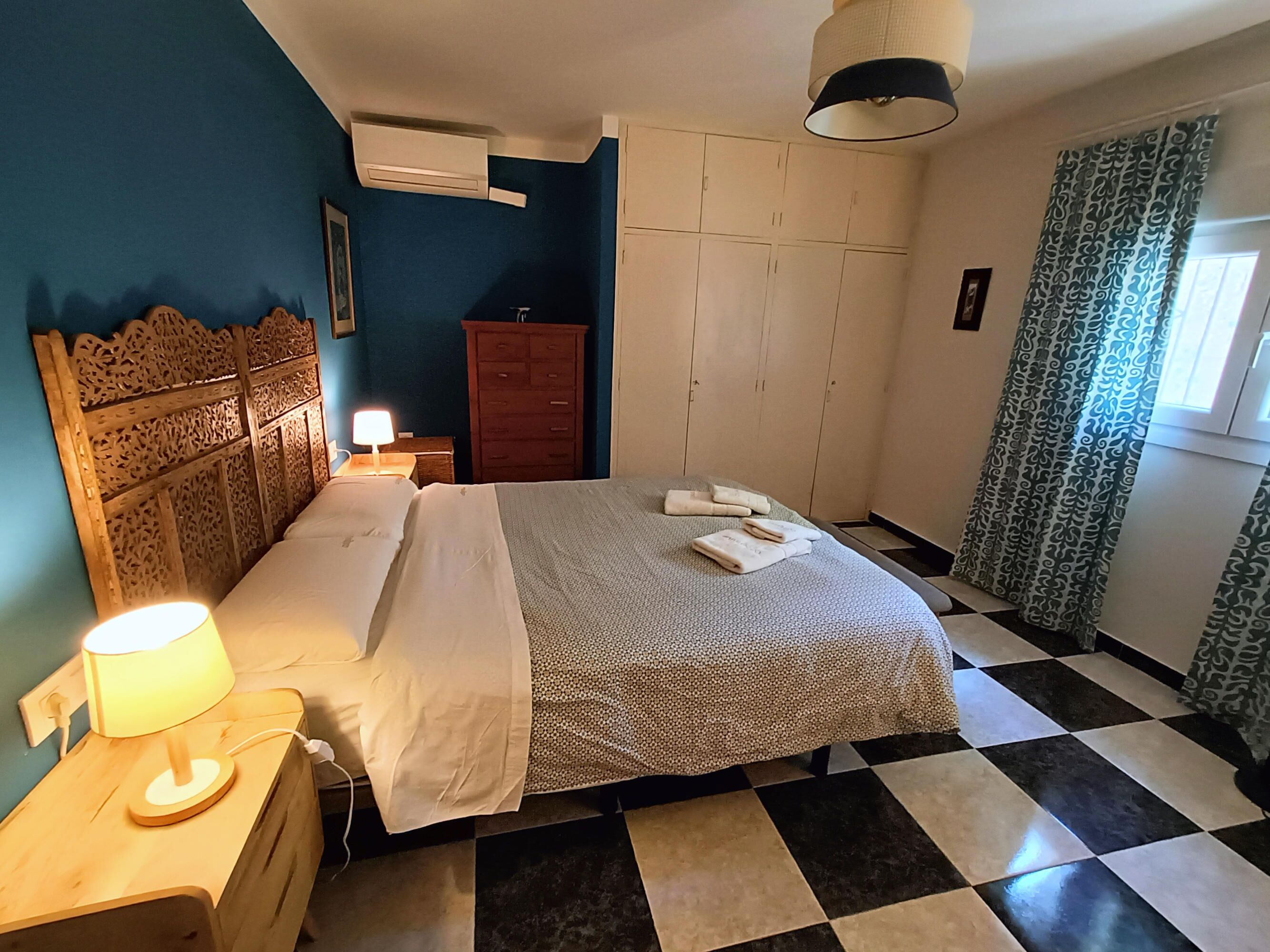 3 habitaciones, tabla de planchar con plancha, wifi y ropa de cama 