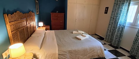 3 habitaciones, tabla de planchar con plancha, wifi y ropa de cama