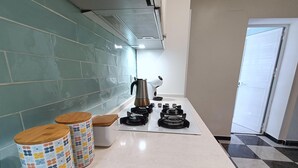 Cafetera y tetera, refrigerador, microondas y horno
