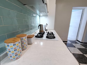 Kahvin-/teenkeitin, jääkaappi, mikroaaltouuni, uuni