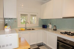 Frigorífico, microondas, horno y lavavajillas