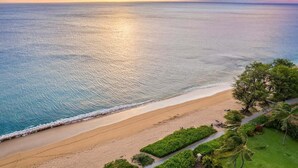 Une plage offrant une vue dégagée sur l’océan et un sentier menant au rivage.