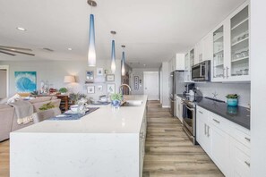 Fridge, microwave, oven, stovetop - KPL 11 Modern Luxury Near Beach (Lahaina)