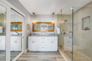 Dusche, Haartrockner, Handtücher, Seife