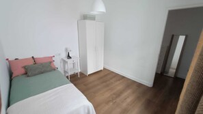 4 bedrooms, iron/ironing board, WiFi, bed sheets