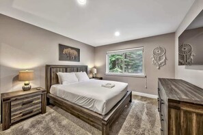 4 bedrooms, iron/ironing board, travel cot, free WiFi - Back Yard Trails, Forest Land, Hot Tub, Game Room (South Lake Tahoe)