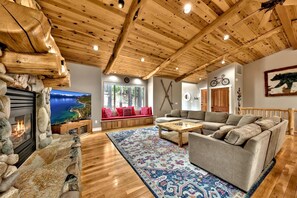 Smart TV, chimenea, reproductor de DVD y videoteca 