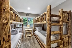 4 slaapkamers, een strijkplank/strijkijzer, reisbedje, gratis wifi