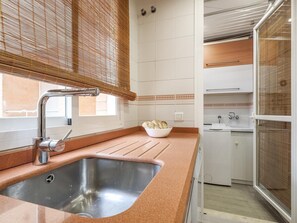 Fridge, microwave, toaster, cookware/dishes/utensils - Renovated apartment in Seville Macarena neighborhood near Miraflores park (Sevilla)