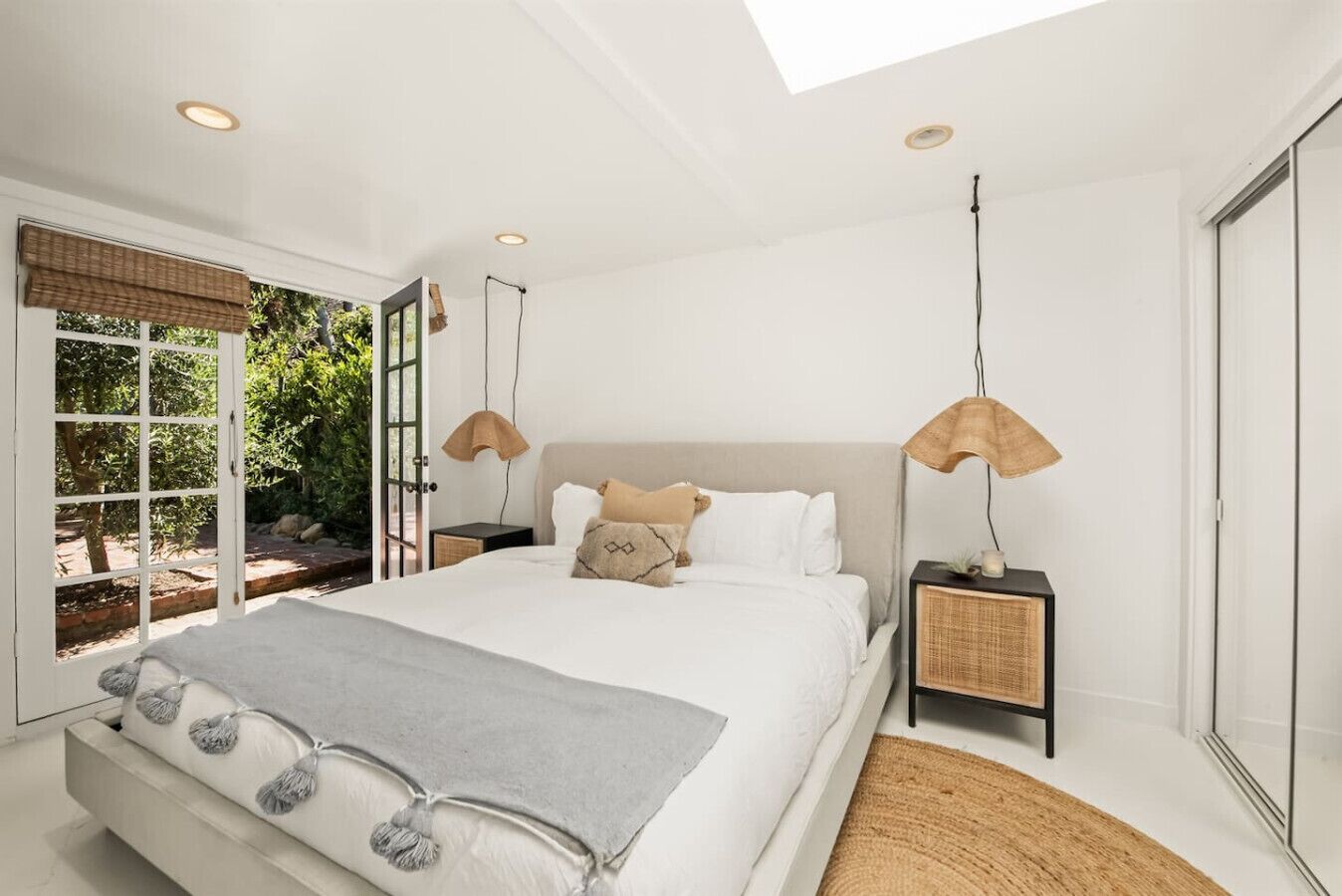 1 chambre, bureau, fer et planche à repasser, lit parapluie