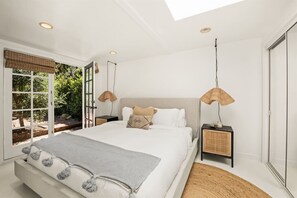 1 quarto, escrivaninha, ferros/tábuas de passar roupa, berço de viagem