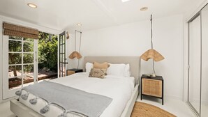 1 slaapkamer, een bureau, een strijkplank/strijkijzer, reisbedje