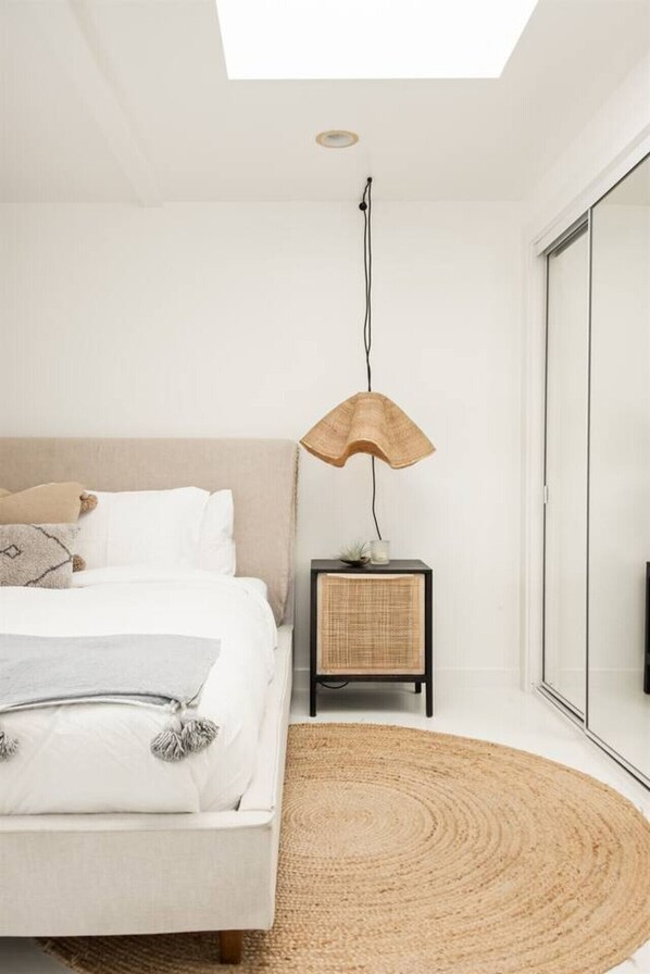 1 soverom, skrivebord, strykejern/-brett og reiseseng for barn