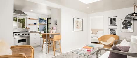 1 habitación, escritorio, tabla de planchar con plancha y cuna de viaje