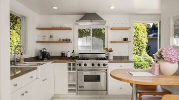 Fridge, oven, stovetop, coffee/tea maker