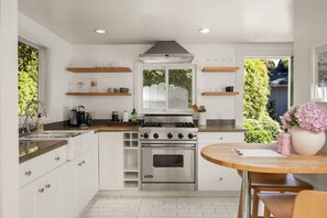 Refrigerador, horno, placa de cocina, cafetera/tetera