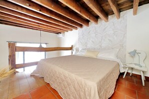 2 chambres, coffres-forts dans les chambres, fer et planche à repasser