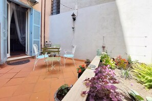 Outdoor dining - LOFT WITH SECRET GARDEN AT THE COLISEUM (roma)