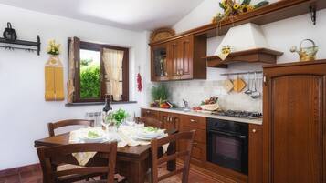 Kjøleskap, ovn, kokeplater og oppvaskmaskin