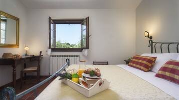 1 soverom, skrivebord, strykejern/-brett og reiseseng for barn