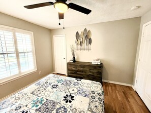 5 Schlafzimmer, Schreibtisch, Bügeleisen/Bügelbrett, Reisekinderbett