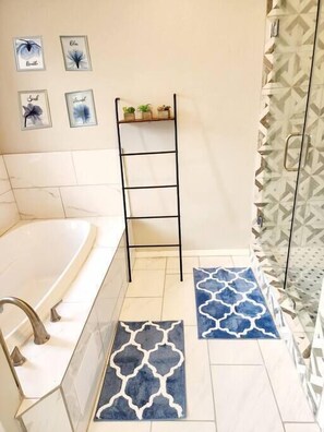 Combined shower/tub, free toiletries, hair dryer, towels - 5BR 3.5BA Pool House – Comfortably Sleeps 15 (McKinney)