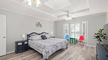 5 bedrooms, desk, iron/ironing board, travel crib