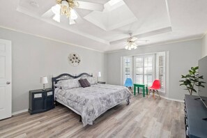 5 Schlafzimmer, Schreibtisch, Bügeleisen/Bügelbrett, Reisekinderbett