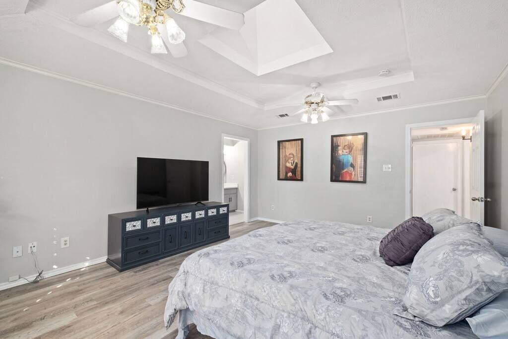 5 bedrooms, desk, iron/ironing board, travel cot