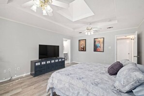 5 bedrooms, desk, iron/ironing board, travel crib - Pool & hot SPA, 5 Bed 3.5 Bath sleep 16 people (McKinney)