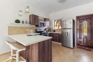 Refrigerador, microondas, horno, placa de cocina