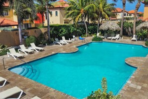 Una piscina techada, una piscina al aire libre