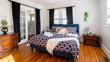 2 bedrooms, desk, iron/ironing board, travel cot