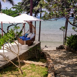 Bãi biển riêng, ghế dài tắm nắng, dù trên bãi biển, khăn tắm biển