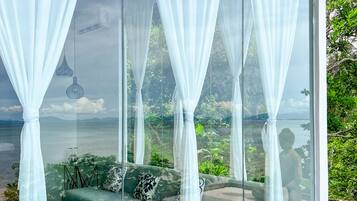 Premium bedding, in-room safe, blackout drapes, soundproofing