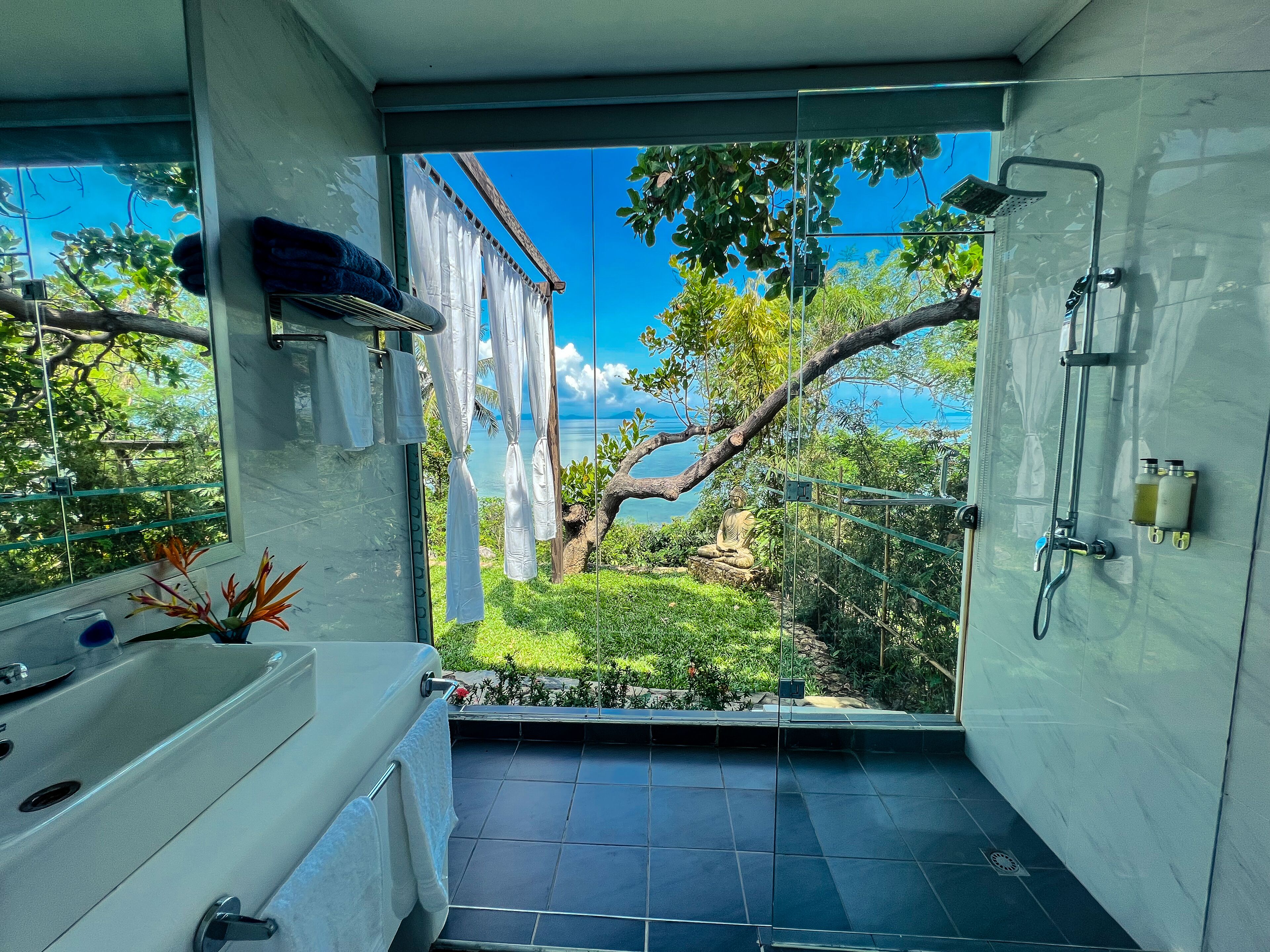 Standard Studio, 1 King Bed | Bathroom shower