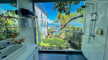 Standard Studio, 1 King Bed | Bathroom shower