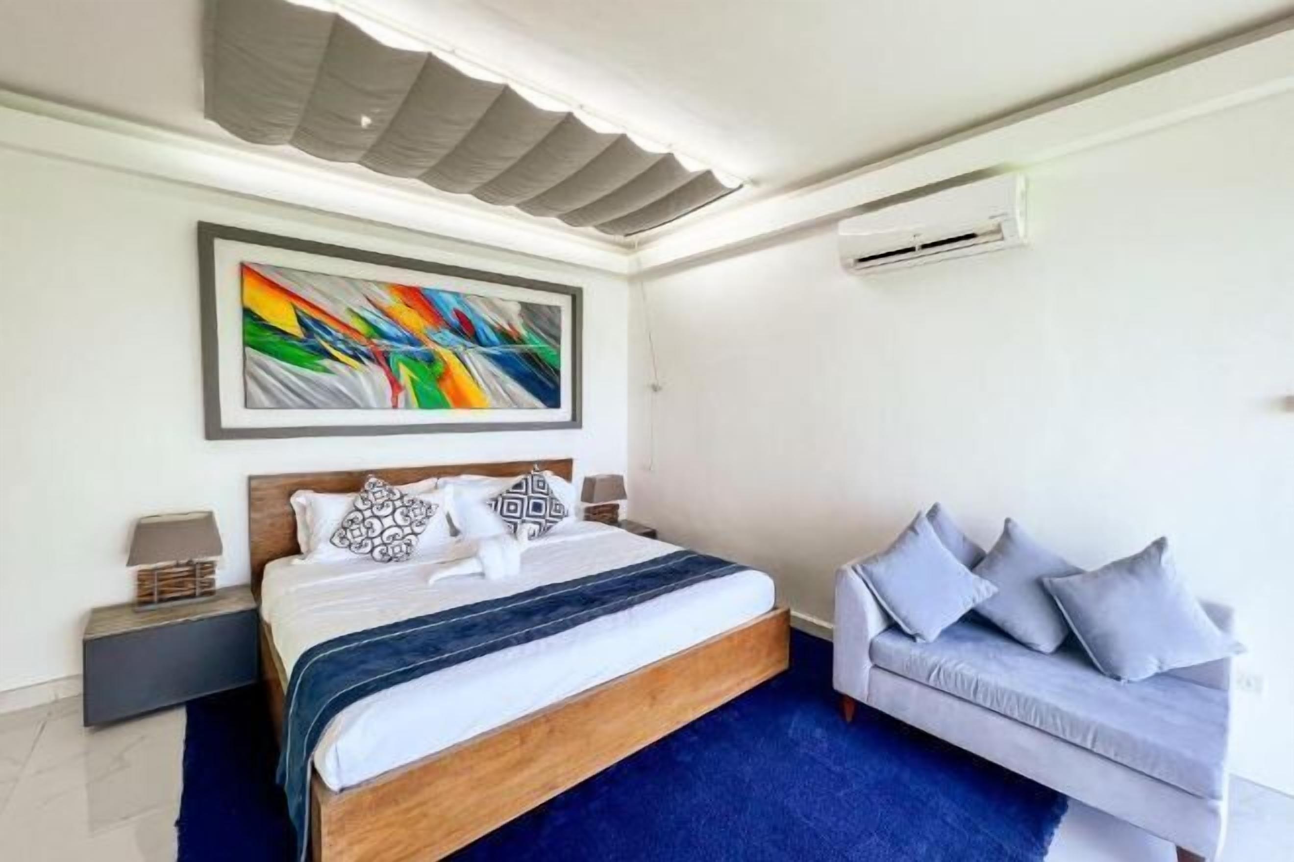 Premium bedding, in-room safe, blackout curtains, soundproofing